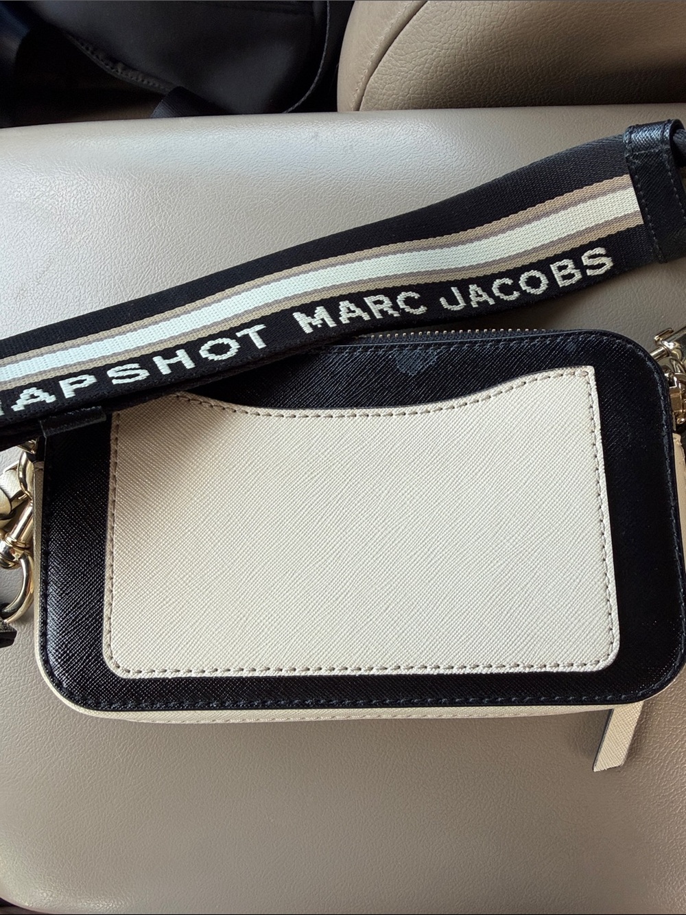 Marc Jacobs White Saffiano Snapshot Crossbody with Gold Hardware - Picture 4 of 6
